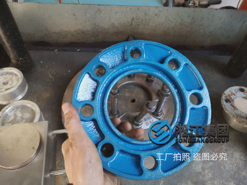 【質量與控制】QT450球墨法蘭輕松通過20噸壓力檢測 【質量與控制】QT450球墨法蘭輕松通過20噸壓力檢測