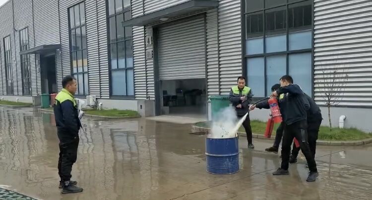 加強(qiáng)消防知識(shí)學(xué)習(xí)消防演習(xí)訓(xùn)練”確保安全工作” 加強(qiáng)消防知識(shí)學(xué)習(xí)消防演習(xí)訓(xùn)練”確保安全工作”