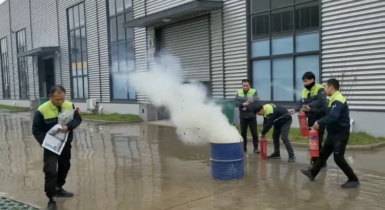 加強(qiáng)消防知識(shí)學(xué)習(xí)消防演習(xí)訓(xùn)練”確保安全工作” 加強(qiáng)消防知識(shí)學(xué)習(xí)消防演習(xí)訓(xùn)練”確保安全工作”