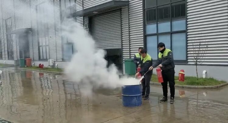 加強(qiáng)消防知識(shí)學(xué)習(xí)消防演習(xí)訓(xùn)練”確保安全工作” 加強(qiáng)消防知識(shí)學(xué)習(xí)消防演習(xí)訓(xùn)練”確保安全工作”