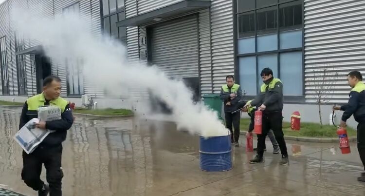 加強(qiáng)消防知識(shí)學(xué)習(xí)消防演習(xí)訓(xùn)練”確保安全工作” 加強(qiáng)消防知識(shí)學(xué)習(xí)消防演習(xí)訓(xùn)練”確保安全工作”