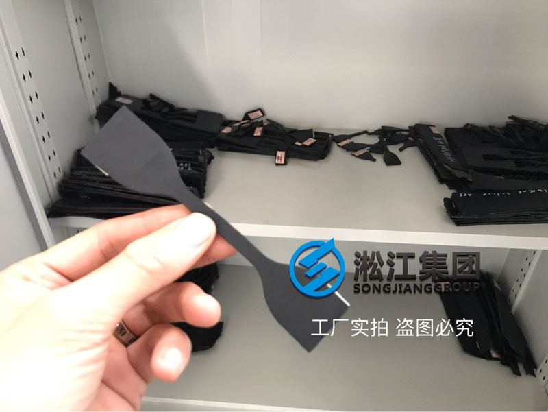 【檢測中心】橡膠接頭膠料試片拉力檢測現場 【檢測中心】橡膠接頭膠料試片拉力檢測現場