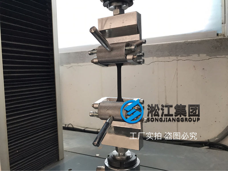 【檢測中心】橡膠接頭膠料試片拉力檢測現場 【檢測中心】橡膠接頭膠料試片拉力檢測現場